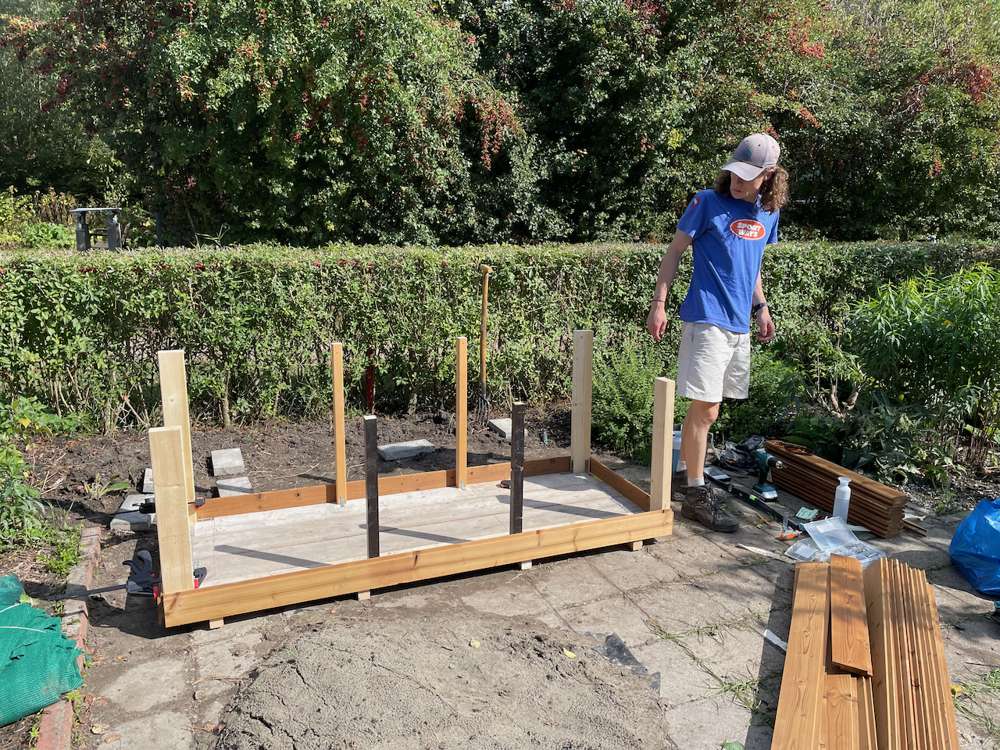 All the poles are in place. As you can see, some are pre-painted!