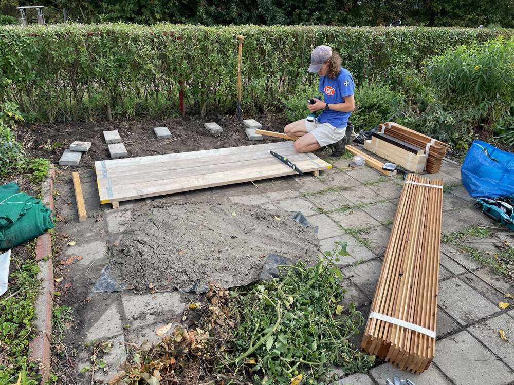 Building the base. The planks were previously used in scaffolding and therefore plenty sturdy. The base is placed on a set of stone tiles to prevent moisture issues.